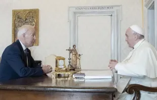 Joe Biden y el Papa Francisco en el Vaticano, el 29 de octubre. Crédito: Vatican Media. 