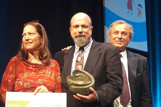 Era médico abortista pero se convirtió al catolicismo y recibe premio por defender la vida