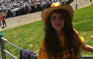 Jolette Navarrete durante uno de los masivos encuentros de Benedicto XVI en México. Crédito: Cortesía. 