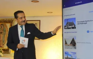 Periodista Jorge Zarza presenta aplicación "Iglesia Digital", de la Arquidiócesis de México. Crédito: Arquidiócesis de México. 