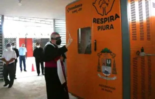 Mons. José Antonio Eguren bendice nueva planta de oxígeno medicinal en Piura. Crédito: Arzobispado de Piura. 