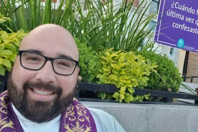 Una Iglesia en salida: Sacerdote lleva Confesión al parque frente a su parroquia en México