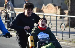 Josu00e9 Manuel Roas y su hijo Pablo durante una carrera. Foto: Cortesu00eda Josu00e9 Manuel Roas.  