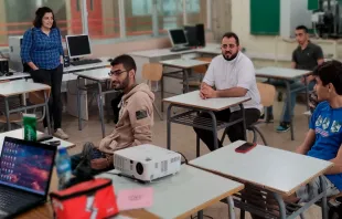 Jóvenes asisten a escuela de formación profesional en el Líbano. Crédito: ACN 