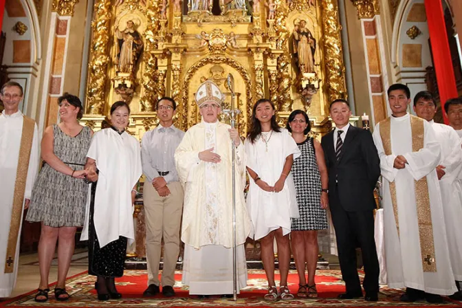 [VIDEO] Dos jóvenes chinas reciben Bautismo, Primera Comunión y Confirmación en España