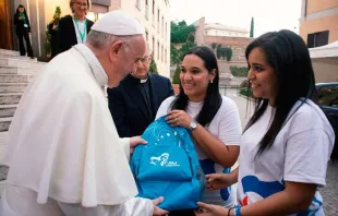Jóvenes panameños del Comité Organizador Local entregan la mochila del peregrino al Papa Francisco (23 de octubre de 2018) / Crédito: JMJ Panamá 2019  