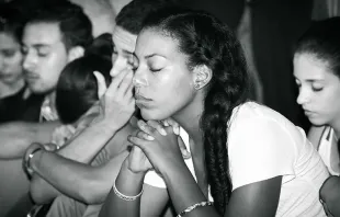Jóvenes rezando (imagen referencial) / Foto: Eduardo Berdejo (ACI Prensa) 
