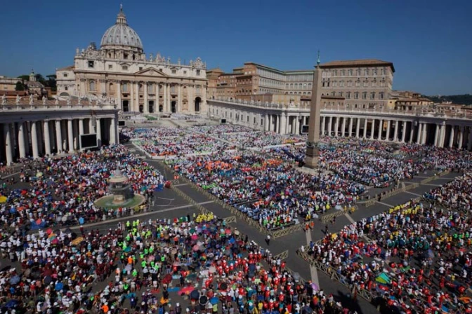 La Plaza de San Pedro recibe a jóvenes peregrinos: “¡No os canséis de buscar a Jesús!” 