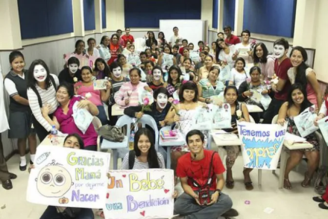 Ecuador: Jóvenes visitan a madres embarazadas para celebrar Día del Niño por Nacer