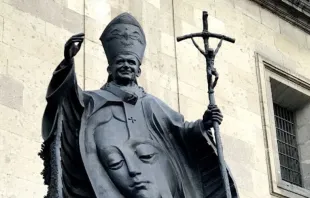 Estatua de San Juan Pablo II en el exterior de la Catedral Metropolitana de México. Crédito: David Ramos / ACI Prensa. 