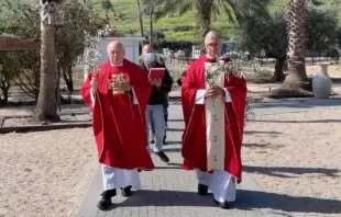 P. Juan Solana (derecha) preside celebración de Domingo de Ramos en Galilea. Crédito: Captura de video / Magdala. 