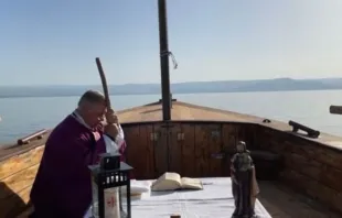 P. Juan Solana a bordo de una barca en Galilea. Crédito: Magdala. 
