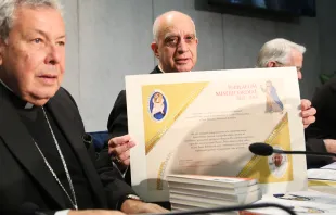 Mons. Fisichella con el certificado que se entregará a los que acudan a Roma. Foto: Daniel Ibánez / ACI Prensa 