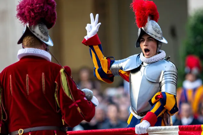 Así será la juramentación de 34 nuevos Guardias Suizos en el Vaticano