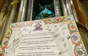 Juramento hipocrático colocado a los pies de la Virgen de San Juan de los Lagos. Crédito: Cortesía Dr. Everardo López Padilla. 