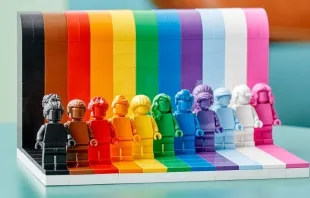 Nuevo set de LEGO con los colores de las banderas gay y transgénero. Crédito: Twitter oficial de LEGO. 