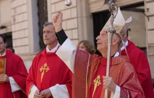 El Cardenal Ladaria bendice nueva fachada de la Iglesia Nacional Española en Roma. Crédito: NOVA OPERA /RiccardoRossi 