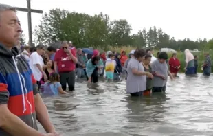 Peregrinos en el Lago de Santa Ana. Crédito: Captura de vídeo diócesis de Edmonton 