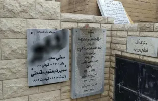 Lápidas profanadas en Cementerio de Kfar Yassif (Los graffitis blasfemos fueron difuminados por el Patriarcado Latino de Jerusalén por respeto)  / Foto: Patriarcado Latino de Jerusalén 