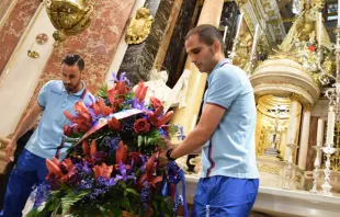 Jugadores del Levante U.D durante la ofrenda a la Virgen de los Desamparados. Foto: Archivalencia.  