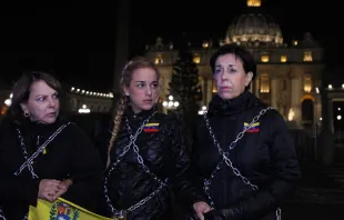 Lilian Tintori, Antonieta Mendoza y Mitzy de Ledezma protestan frente al Vaticano. Foto: Daniel Ibáñez / ACI Prensa 