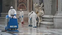 Operarios desinfectando la Basílica de San Pedro. Foto: Vatican Media