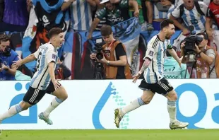 Lionel Messi celebra un gol seguido por el también argentino Julián Álvarez, durante el Mundial de Qatar 2022. Crédito: Hossein Zohrevand / Tasnim News Agency (CC BY 4.0). 
