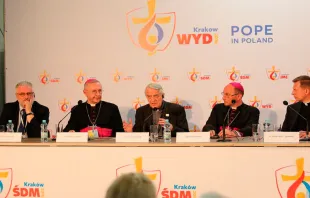 La rueda de prensa del vocero del Vaticano, P. Federico Lombardi, y los obispos de Polonia. Foto: Alan Holdren (ACI Prensa) 