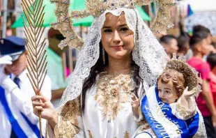 Lourdes María Cornejo vestida como Nuestra Señora de la Paz en desfile patrio de El Salvador el 15 de septiembre de 2019. Crédito: Cortesía / Lourdes María Cornejo. 