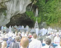 Peregrinos rezan a la Virgen de Lourdes