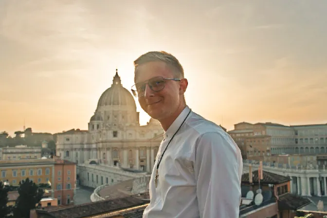 Así es el apostolado de este joven sacerdote en una zona de guerra en Ucrania