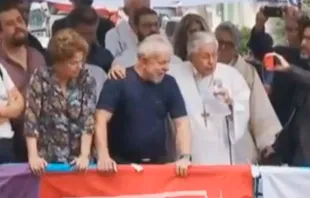 Dilma Roussef, Lula da Silva y el Obispo Angelico Sandalo en la celebración. Imagen captura Youtube 
