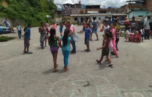 Niños jugando en barrio La Dolorita. (Imagen referencial). Crédito: MCR Venezuela 
