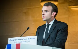 Emmanuel Macron dirige un discurso a los obispos de Francia. Foto: Conferencia Episcopal Francesa (CEF) 