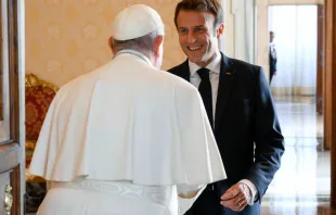 El Papa Francisco recibe a Emmanuel Macron. Crédito: Vatican Media 