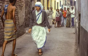 Santa Teresa de Calcuta en las calles donde se entregó a los más pobres entre los pobres. Crédito: Caballeros de Colón 