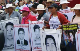 Marcha exigiendo justicia para los 43 desaparecidos de Ayotzinapa en 2015. Crédito: Wikipedia / PetrohsW (CC BY-SA 4.0). 