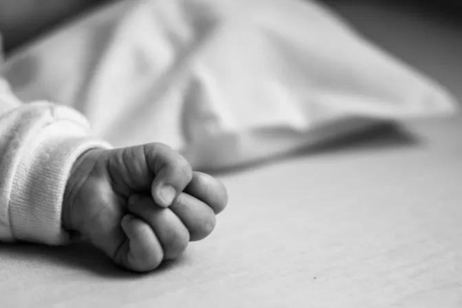 Sacerdote alienta a rezar ante el Sagrario 8 minutos, el tiempo que toma un aborto en España