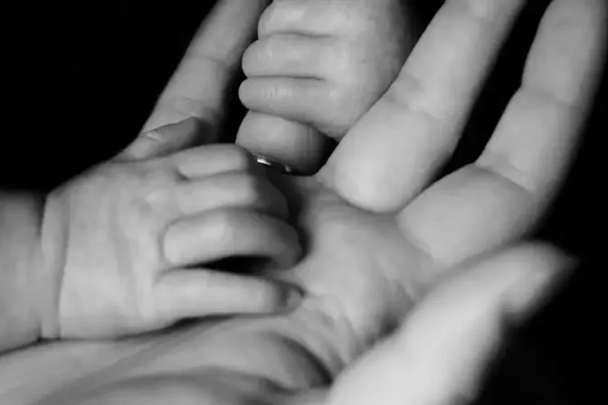 Tras parto forzado por autoridades fallece bebé de niña que dijo no al aborto