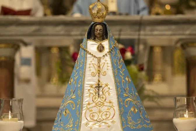 Representan en manto de Virgen de Luján los Mundiales de fútbol logrados por Argentina