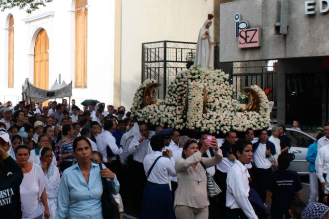 FOTOS Y VIDEO: Consagran Arquidiócesis de Venezuela al Inmaculado Corazón de María