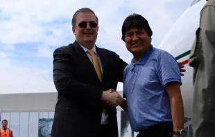 Marcelo Ebrard, secretario de Relaciones Exteriores de México, saluda a Evo Morales a su llegada a territorio mexicano. Crédito: Secretaría de Relaciones Exteriores de México. 