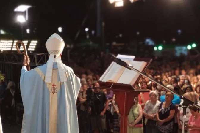 Obispo argentino anima a los fieles a “jugar el partido de Dios”