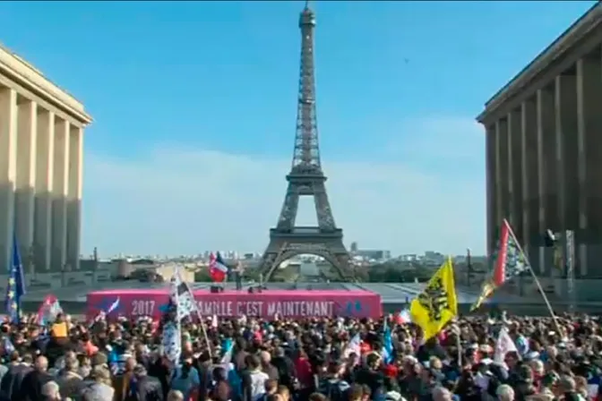 FOTOS: 200 mil marchan en París en defensa del matrimonio formado por hombre y mujer