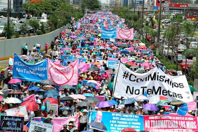 FOTOS y VIDEO: Miles marchan en Perú contra ideología de género en escuelas