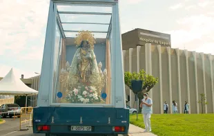 Virgen peregrina de los Desamparados en el 'maremovil'. Cru00e9dito: Archivalencia / M. Guallart.  