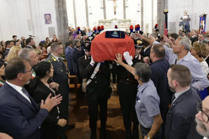 Una multitud despide a querido policía asesinado en Italia