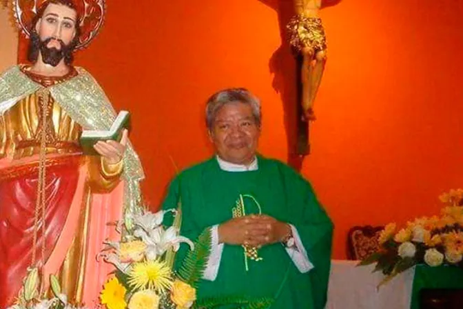 Mujer ataca con ácido sulfúrico a sacerdote mientras confesaba