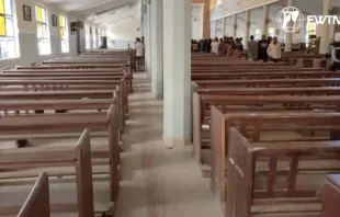 Interior de la iglesia católica de San Francisco Xavier en Owo, Ondo (Nigeria). Crédito: Captura de video / EWTN. 