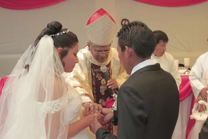 Arzobispo preside matrimonio en una cárcel a pedido de la novia